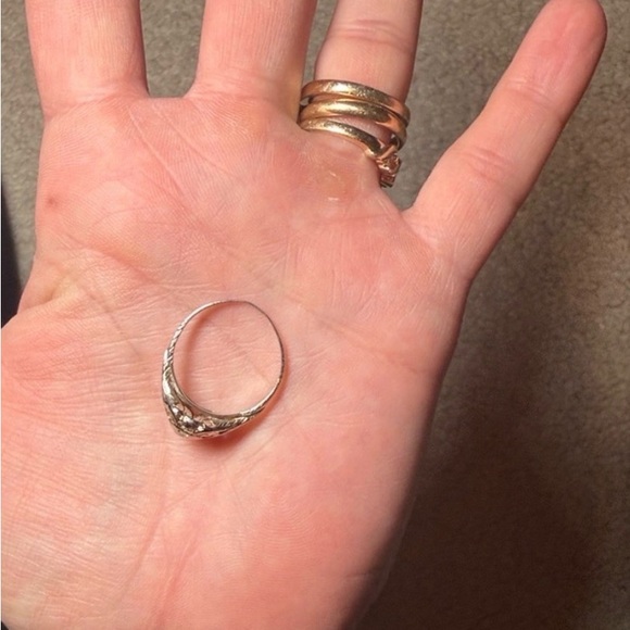 Art Deco from the 1920-30s
Antique 18kt white gold Women's Ring 7 1/2 has video - Picture 14 of 17